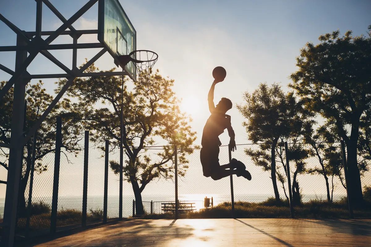 Enterrada de basquete ao pôr do sol