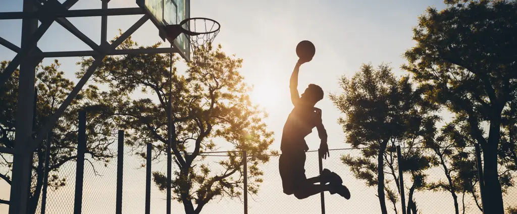 Enterrada de basquete ao pôr do sol. Fotografia esportiva Nexrise