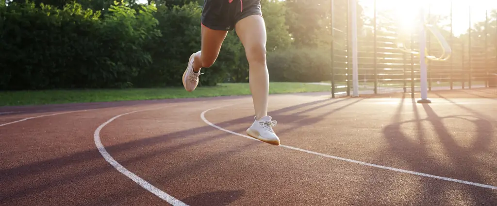 Atleta correndo na pista de atletismo. Fotografia esportiva Nexrise