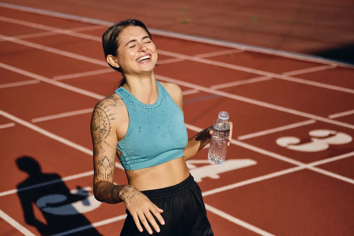 Atleta sorrindo emocionada após a corrida