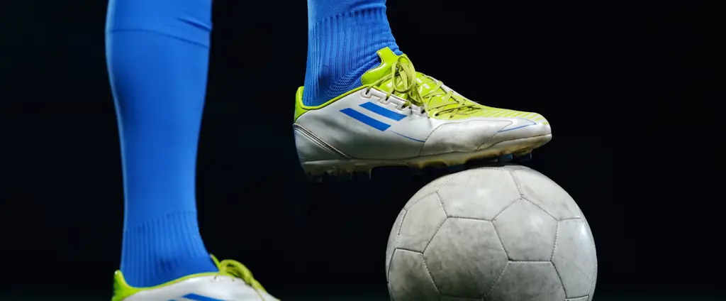 Detalhe da chuteira e da bola. Fotografia esportiva Nexrise