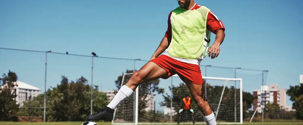 Jogador conduzindo a bola. Fotografia esportiva Nexrise