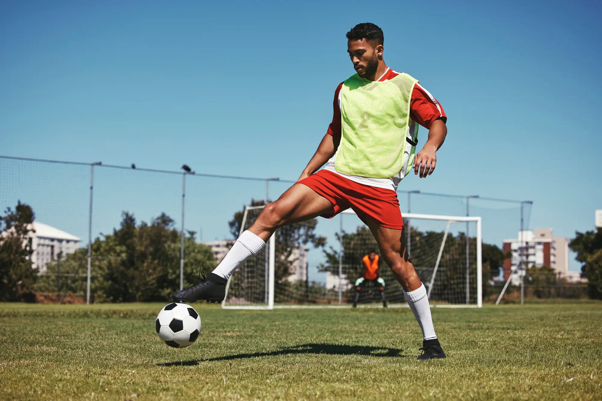 Jogador conduzindo a bola no campo