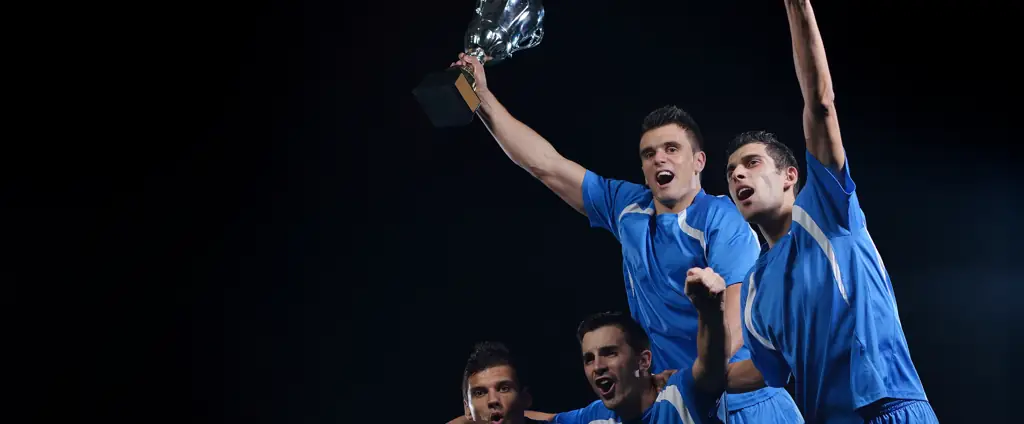Time comemorando o título com a taça. Fotografia esportiva Nexrise