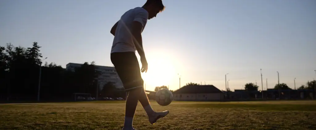 Embaixadinhas no campo ao pôr do sol. Fotografia esportiva Nexrise